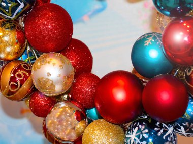 Güzel dekoratif yeni yıl çelengi çok renkli Noel baloları