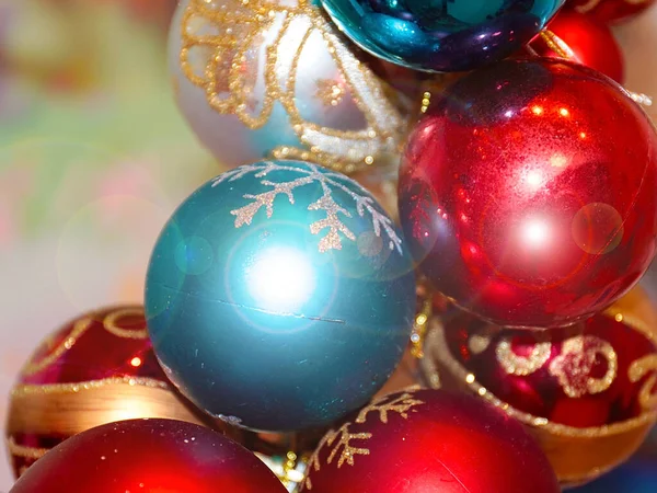 多色のファンシークリスマスボールの素敵な装飾的な新年の庭 — ストック写真