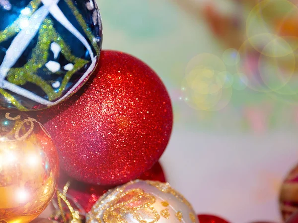 Όμορφη Διακοσμητική Γιρλάντα Πρωτοχρονιάς Πολύχρωμες Φανταχτερές Χριστουγεννιάτικες Μπάλες — Φωτογραφία Αρχείου