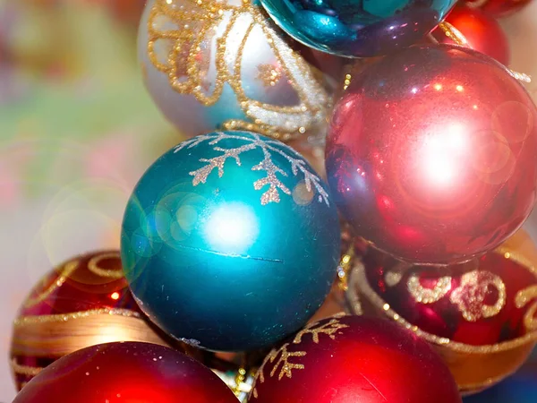 Красивые Декоративные Новогодние Гирлянды Разноцветных Модных Рождественских Шаров — стоковое фото