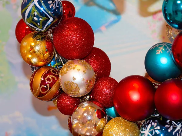 Mooie Decoratieve Nieuwjaar Slinger Van Veelkleurige Fancy Kerstballen — Stockfoto