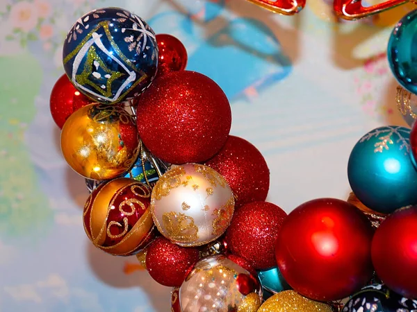 Красивые Декоративные Новогодние Гирлянды Разноцветных Модных Рождественских Шаров — стоковое фото