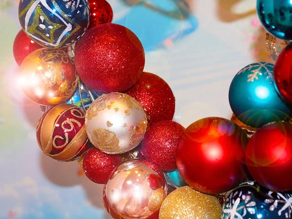 五彩缤纷的圣诞彩球组成的华丽装饰新年花环 — 图库照片