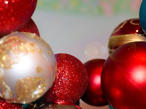 Όμορφη Διακοσμητική Γιρλάντα Πρωτοχρονιάς Πολύχρωμες Φανταχτερές Χριστουγεννιάτικες Μπάλες — Φωτογραφία Αρχείου