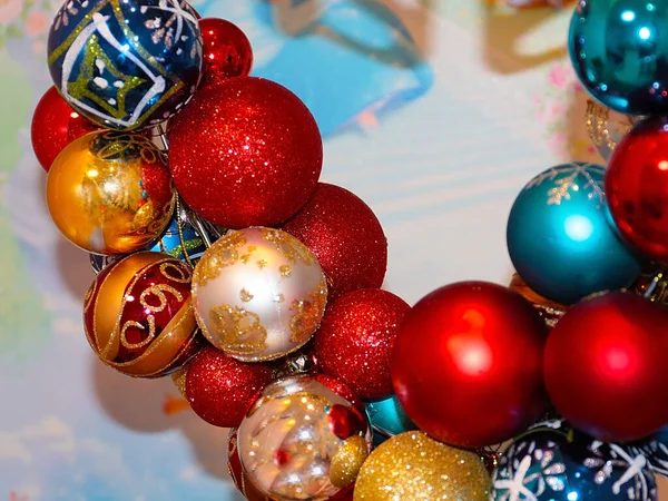 Mooie Decoratieve Nieuwjaar Slinger Van Veelkleurige Fancy Kerstballen — Stockfoto