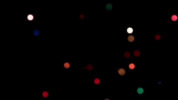 クリスマス ガーランドの多色のランプのぼやけた光 — ストック動画