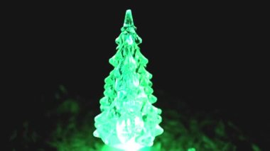 Bulanık parlak lambalar, şenlikli oyuncaklar Noel ağacı.