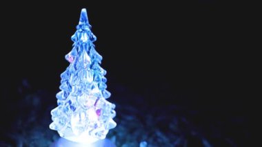 Bulanık parlak lambalar, şenlikli oyuncaklar Noel ağacı.