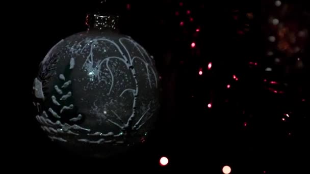 Медленное Вращение Рождественской Игрушки Ветке Празднично Украшенной Сосны — стоковое видео