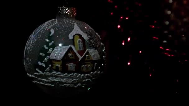 在装饰华丽的松树树枝上慢慢旋转圣诞节玩具 — 图库视频影像