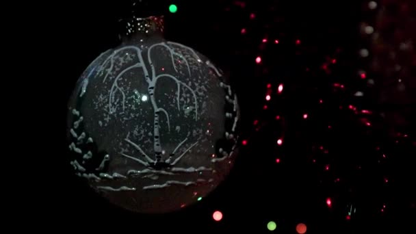Pomalé Otáčení Vánoční Hračky Větvi Slavnostně Zdobené Borovice — Stock video