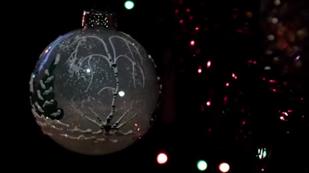 在装饰华丽的松树树枝上慢慢旋转圣诞节玩具 — 图库视频影像