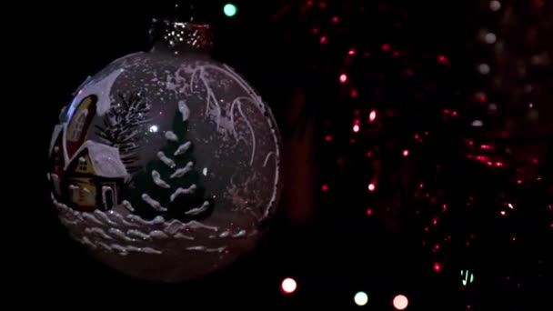 Rotación Lenta Juguete Navidad Una Rama Pino Festivamente Decorado — Vídeos de Stock
