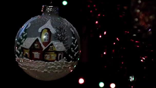 Медленное Вращение Рождественской Игрушки Ветке Празднично Украшенной Сосны — стоковое видео