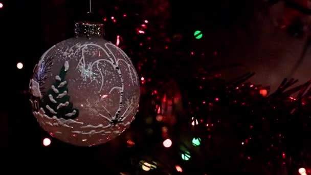 Langzame Omwenteling Van Een Kerstspeeltje Een Tak Van Een Feestelijk — Stockvideo