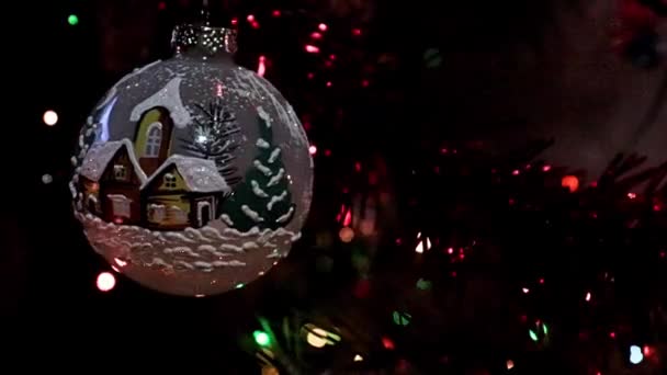 Rotación Lenta Juguete Navidad Una Rama Pino Festivamente Decorado — Vídeos de Stock