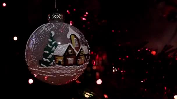 Повільне Обертання Різдвяної Іграшки Гілці Святкового Прикрашеного Сосни — стокове відео