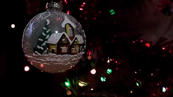 Pomalé Otáčení Vánoční Hračky Větvi Slavnostně Zdobené Borovice — Stock video