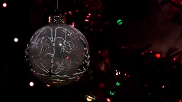 松の木の枝にクリスマスのおもちゃをゆっくりと回転させ — ストック動画