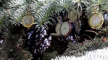 Noel ağacı cep saatinin dallarında asılı vinvintage cep saati Noel ağacının dallarında asılı.