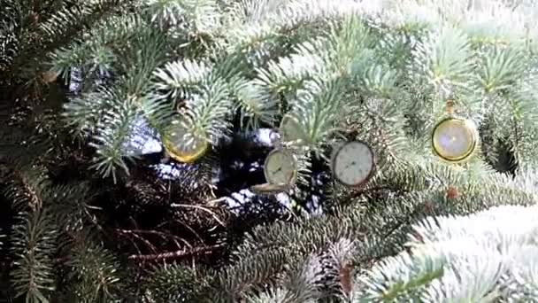 Prachtige Antieke Zakhorloge Opknoping Takken Van Kerstboom — Stockvideo