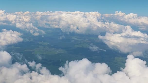 Uitzicht Het Prachtige Wolkenlandschap Vanuit Het Vliegtuigraam — Stockvideo