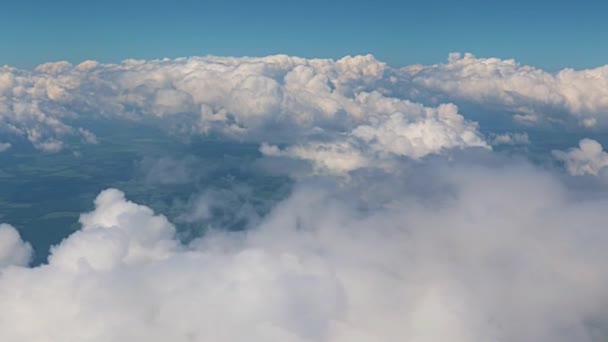飛行機の窓から見える美しい曇天の風景 — ストック動画