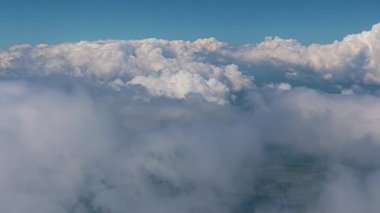 Uçak penceresinden güzel bulutlu gökyüzü manzarası