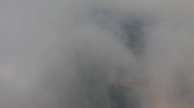 Uçak penceresinden güzel bulutlu gökyüzü manzarası