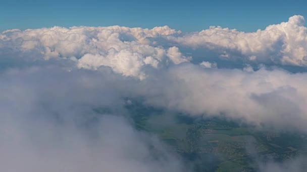 Uitzicht Het Prachtige Wolkenlandschap Vanuit Het Vliegtuigraam — Stockvideo