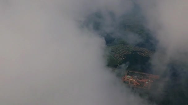 飛行機の窓から見える美しい曇天の風景 — ストック動画