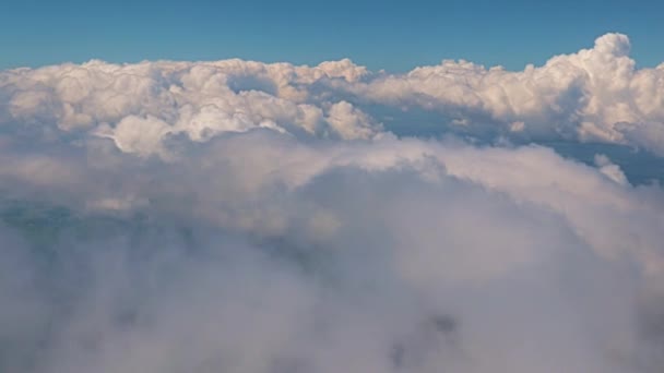 Blick Auf Die Schöne Bewölkte Himmelslandschaft Aus Dem Flugzeugfenster — Stockvideo