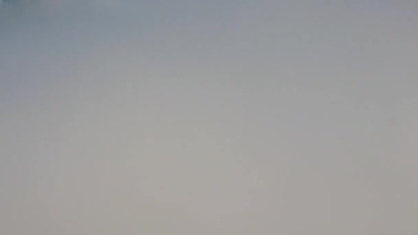 Pohled Krásnou Oblačnou Oblohu Okna Letadla — Stock video