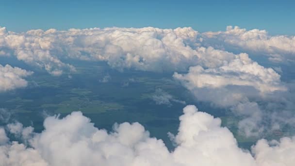 Uitzicht Het Prachtige Wolkenlandschap Vanuit Het Vliegtuigraam — Stockvideo