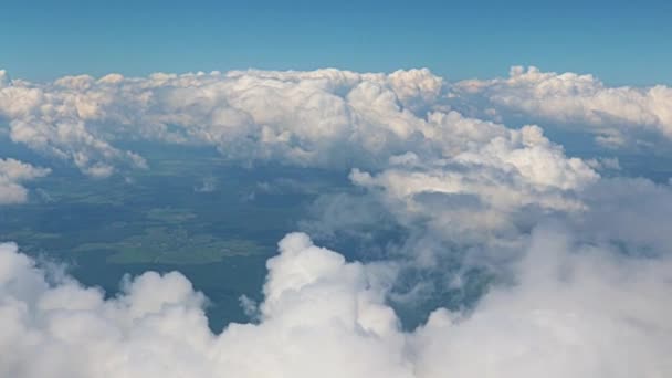 Uitzicht Het Prachtige Wolkenlandschap Vanuit Het Vliegtuigraam — Stockvideo