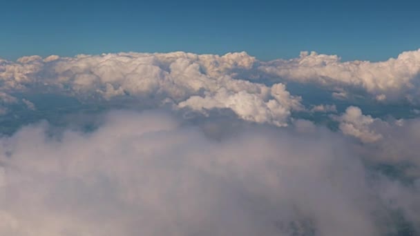 Uitzicht Het Prachtige Wolkenlandschap Vanuit Het Vliegtuigraam — Stockvideo