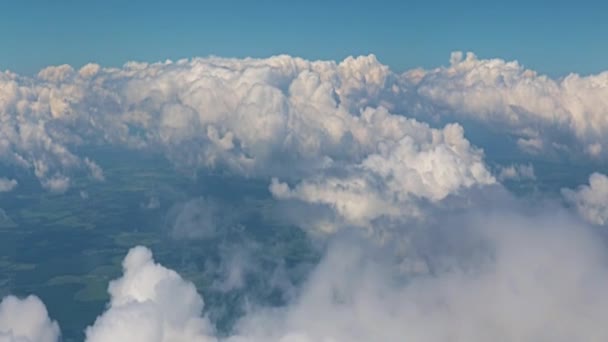 Uitzicht Het Prachtige Wolkenlandschap Vanuit Het Vliegtuigraam — Stockvideo