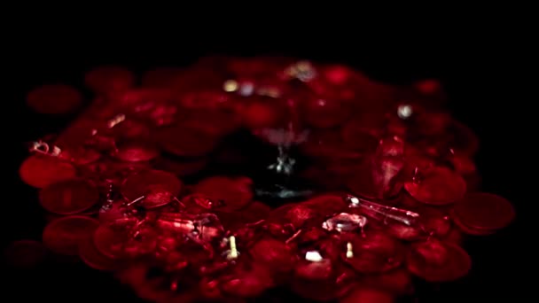 Gotas Líquido Rojo Sangre Joyas Junto Rublos Rusos Metálicos — Vídeo de stock