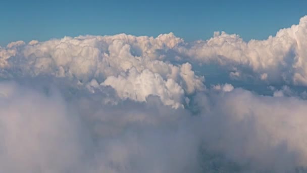 Blick Auf Die Schöne Bewölkte Himmelslandschaft Aus Dem Flugzeugfenster — Stockvideo