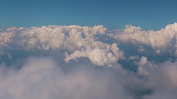 비행기 창문에서 바라본 아름다운 구름낀 — 비디오