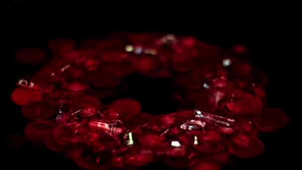 Капли Кроваво Красной Жидкости Драгоценности Рядом Металлическими Русскими Рублями — стоковое видео
