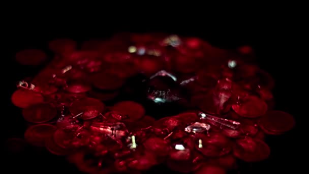 Gotas Líquido Rojo Sangre Joyas Junto Rublos Rusos Metálicos — Vídeo de stock