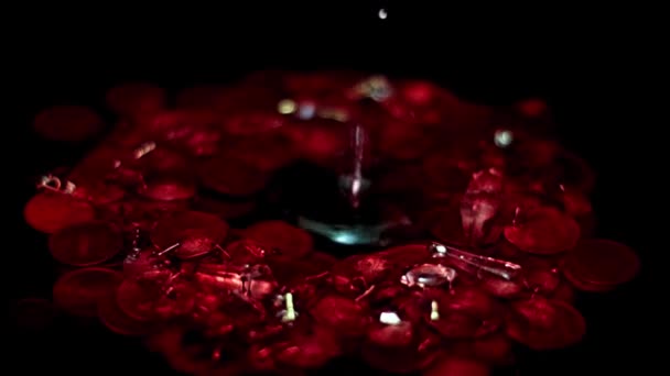 Krople Czerwonego Płynu Klejnotów Obok Rubinów Metalicznych — Wideo stockowe