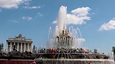 Moskova Rusya parkındaki taştan çiçeğin berrak suyundan oluşan güzel bir jet.