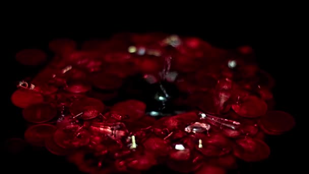 Krople Czerwonego Płynu Klejnotów Obok Rubinów Metalicznych — Wideo stockowe