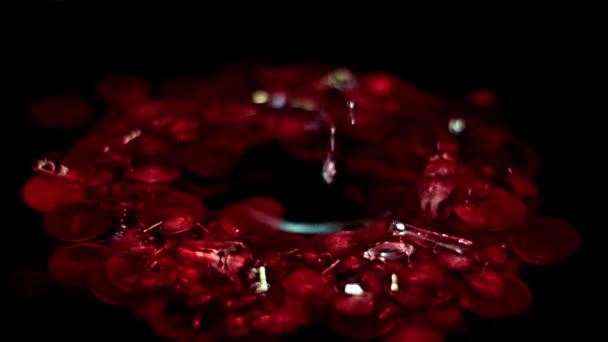 Gotas Líquido Rojo Sangre Joyas Junto Rublos Rusos Metálicos — Vídeo de stock