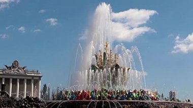 Moskova Rusya parkındaki taştan çiçeğin berrak suyundan oluşan güzel bir jet.