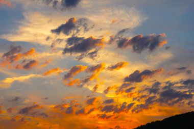 Güzel bir akşam bulutlu gökyüzü Cennetin bir parçası olarak