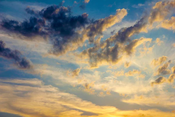 Schöner Bewölkter Abendhimmel Als Teil Der Paradiesischen Landschaft — Stockfoto