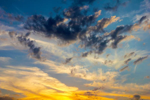 Krásný Večer Zatažená Obloha Jako Součást Nebeského Ráje Krajiny — Stock fotografie